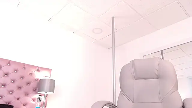 Snapshot of Aleja_gh1 chatting on February 13, 7:42 pm Aleja gh1 online show from February 13, 7:42 pm