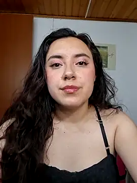 Snapshot of Emi_chik chatting on May 29, 6:00 am Emi chik online show from May 29, 6:00 am
