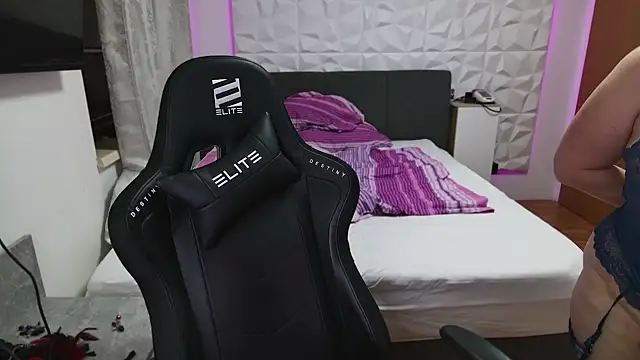 Snapshot of AmazingCurvy chatting on January 1, 7:21 pm AmazingCurvy online show from January 1, 7:21 pm