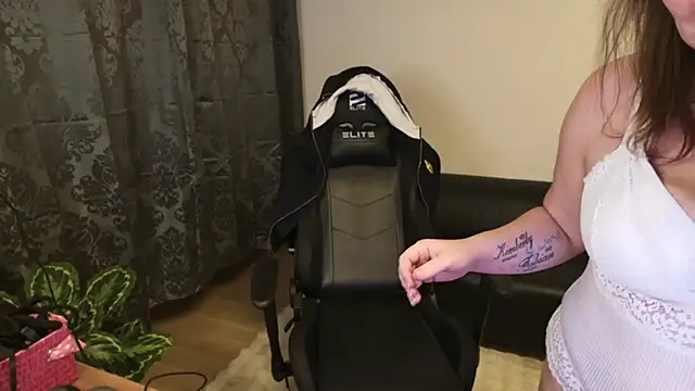 Snapshot of AmazingCurvy chatting on February 13, 7:52 pm AmazingCurvy online show from February 13, 7:52 pm