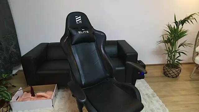 Snapshot of AmazingCurvy chatting on March 2, 10:38 pm AmazingCurvy online show from March 2, 10:38 pm