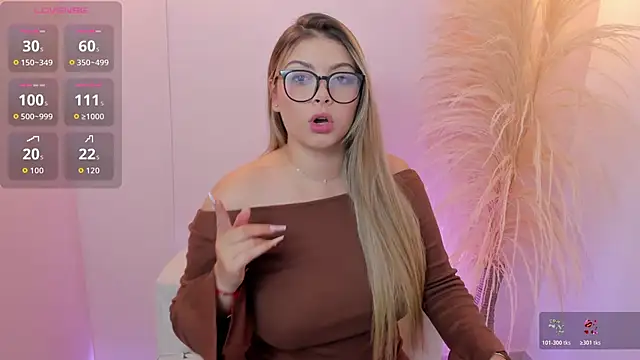 Snapshot of thaliafox_ chatting on April 30, 8:26 pm thaliafox online show from April 30, 8:26 pm