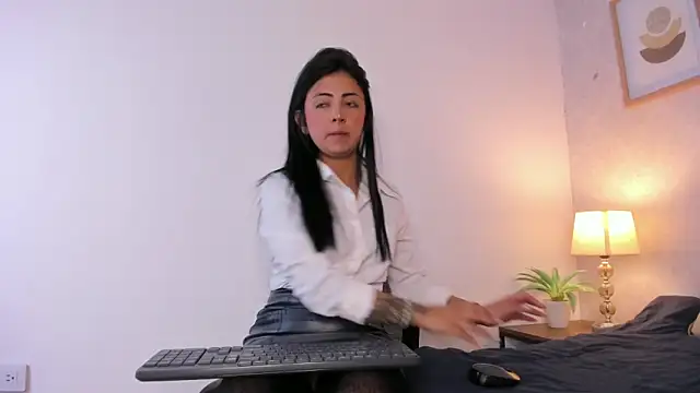 Snapshot of Caroline_dh chatting on May 29, 11:41 am Caroline dh online show from May 29, 11:41 am