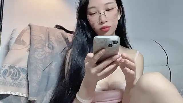 Snapshot of Lili-2 chatting on May 11, 4:04 pm Lili-2 online show from May 11, 4:04 pm