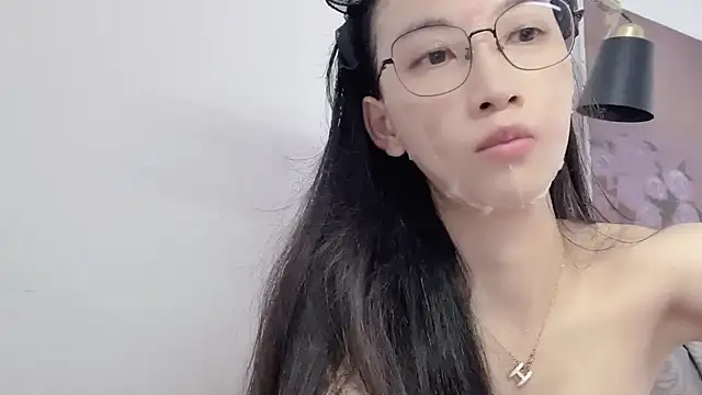Snapshot of Lili-2 chatting on May 19, 6:31 am Lili-2 online show from May 19, 6:31 am