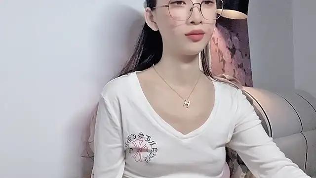 Snapshot of Lili-2 chatting on May 23, 4:33 pm Lili-2 online show from May 23, 4:33 pm