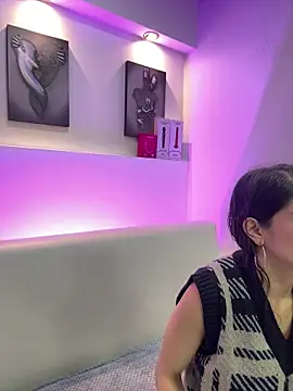Snapshot of Melodi_Roux chatting on February 9, 12:31 pm Melodi Roux online show from February 9, 12:31 pm