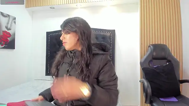 Snapshot of Melodi_Roux chatting on April 17, 1:14 pm Melodi Roux online show from April 17, 1:14 pm