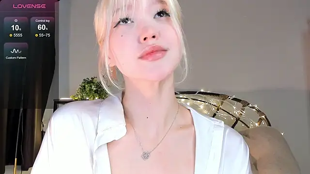 Snapshot of milli_sun_ chatting on March 6, 5:03 am milli sun online show from March 6, 5:03 am