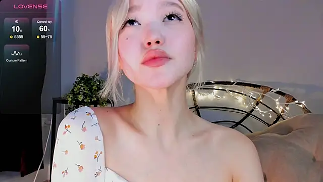 Snapshot of milli_sun_ chatting on March 16, 11:16 am milli sun online show from March 16, 11:16 am