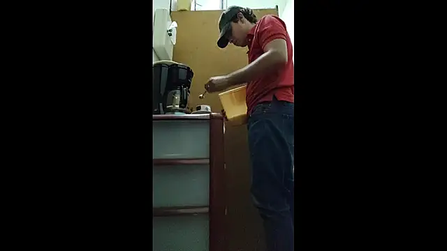 Snapshot of luisfer_306 chatting on January 15, 7:44 pm luisfer 306 online show from January 15, 7:44 pm