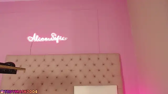 Snapshot of alice_sofia chatting on April 18, 7:58 pm alice sofia online show from April 18, 7:58 pm