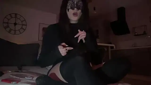 Snapshot of DominaCat75 chatting on December 18, 1:05 am DominaCat75 online show from December 18, 1:05 am