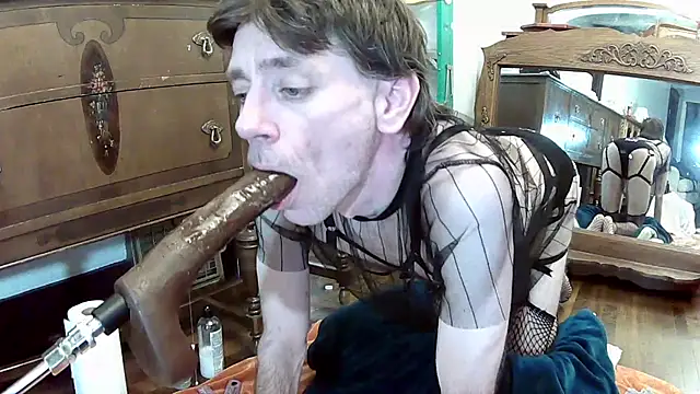 Snapshot of MaxJr8008 chatting on October 3, 6:43 am MaxJr8008 online show from October 3, 6:43 am