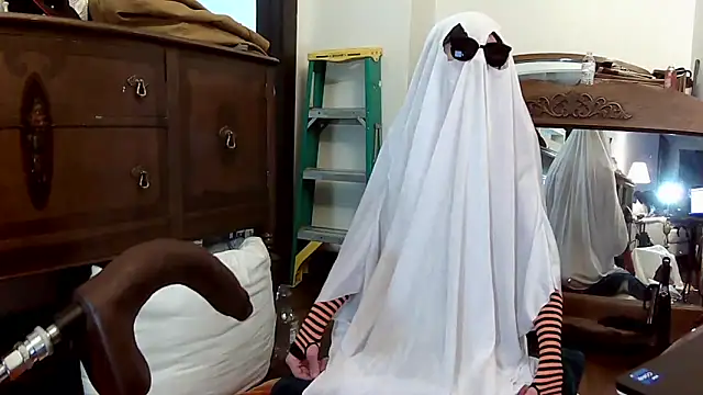 Snapshot of MaxJr8008 chatting on October 30, 6:59 am MaxJr8008 online show from October 30, 6:59 am