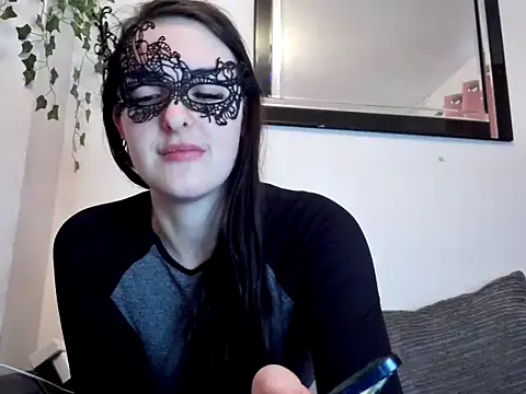 LexiSnowUK online show from February 13, 9:41 am