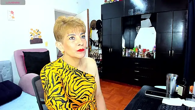 Snapshot of Angelina_Stone_65 chatting on April 21, 9:39 pm Angelina Stone 65 online show from April 21, 9:39 pm