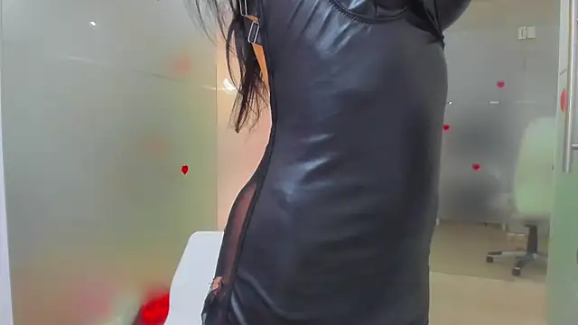 Snapshot of Queenrafaella chatting on May 5, 10:01 am Queenrafaella online show from May 5, 10:01 am