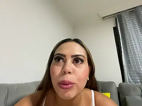 lariic online show from March 21, 10:06 pm