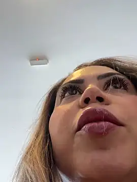 lariic online show from April 17, 6:11 pm