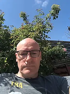 Snapshot of bogland33 chatting on June 7, 10:52 am bogland33 online show from June 7, 10:52 am