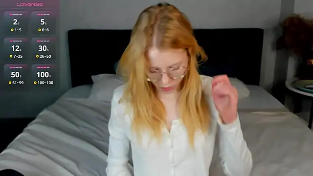 Snapshot of Esme_Runn chatting on April 8, 8:14 am Esme Runn online show from April 8, 8:14 am