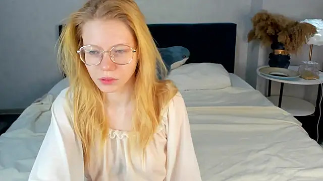 Snapshot of Esme_Runn chatting on April 11, 3:11 am Esme Runn online show from April 11, 3:11 am