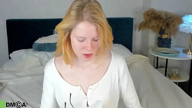 Snapshot of Esme_Runn chatting on April 28, 3:11 am Esme Runn online show from April 28, 3:11 am