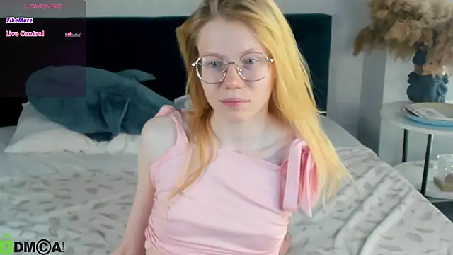 Snapshot of Esme_Runn chatting on May 6, 3:02 am Esme Runn online show from May 6, 3:02 am