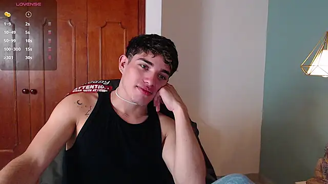 Snapshot of AlejooTwink chatting on December 27, 7:03 pm AlejooTwink online show from December 27, 7:03 pm