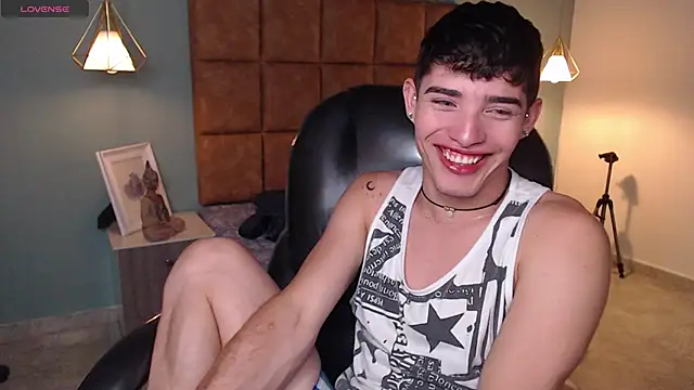 Snapshot of AlejooTwink chatting on February 4, 9:52 pm AlejooTwink online show from February 4, 9:52 pm