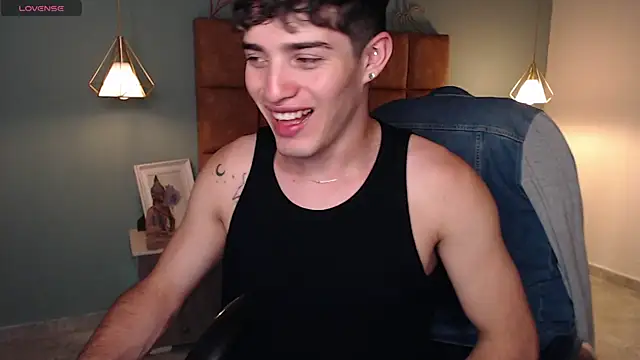 Snapshot of AlejooTwink chatting on February 7, 10:20 pm AlejooTwink online show from February 7, 10:20 pm