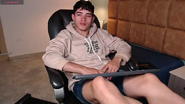 Snapshot of AlejooTwink chatting on February 9, 7:19 pm AlejooTwink online show from February 9, 7:19 pm