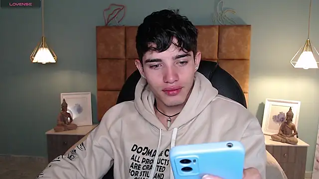 Snapshot of AlejooTwink chatting on February 22, 6:52 pm AlejooTwink online show from February 22, 6:52 pm