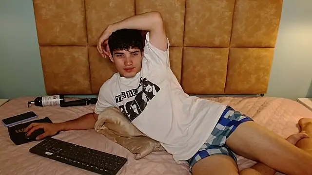 Snapshot of AlejooTwink chatting on March 5, 9:15 pm AlejooTwink online show from March 5, 9:15 pm