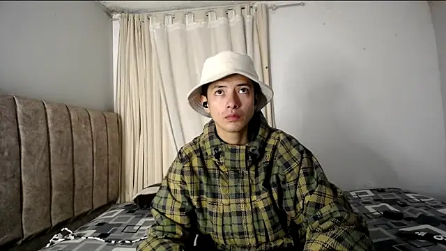 Snapshot of Yellowpokemon23 chatting on November 12, 5:19 am Yellowpokemon23 online show from November 12, 5:19 am