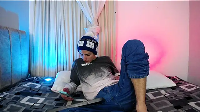 Snapshot of Yellowpokemon23 chatting on April 6, 1:03 am Yellowpokemon23 online show from April 6, 1:03 am