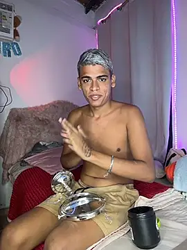 Snapshot of Leo_bunny_hot chatting on April 24, 10:45 pm Leo bunny hot online show from April 24, 10:45 pm