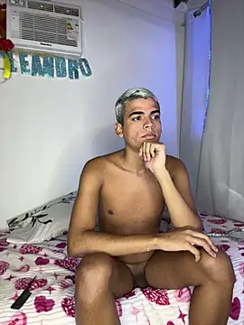 Snapshot of Leo_bunny_hot chatting on July 7, 12:24 am Leo bunny hot online show from July 7, 12:24 am