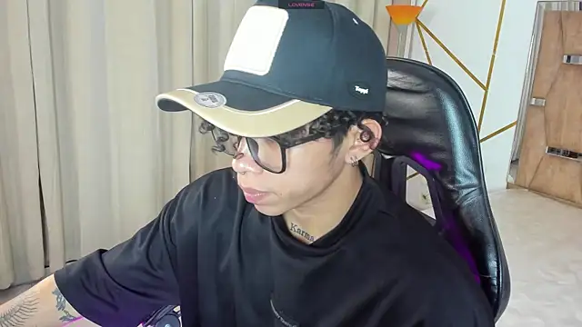 Snapshot of AkazaBoy_ chatting on May 6, 5:35 am AkazaBoy online show from May 6, 5:35 am