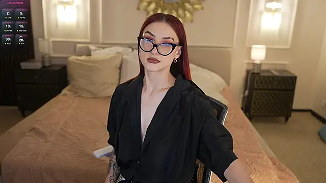 Magnetic Mia  online show from May 25, 11:00 pm