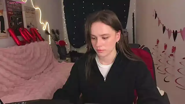 Emillias online show from February 12, 2:01 pm