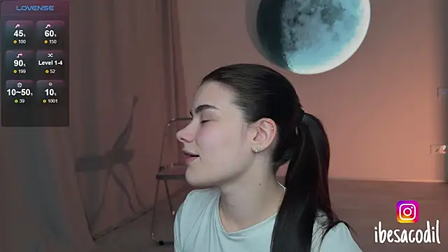 Snapshot of adriana_allien chatting on May 8, 9:20 pm adriana allien online show from May 8, 9:20 pm