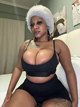 Snapshot of BeautyAuroa chatting on April 25, 5:43 pm BeautyAuroa online show from April 25, 5:43 pm