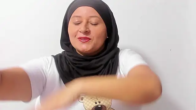 Snapshot of azahara_musli chatting on January 8, 10:12 pm azahara musli online show from January 8, 10:12 pm