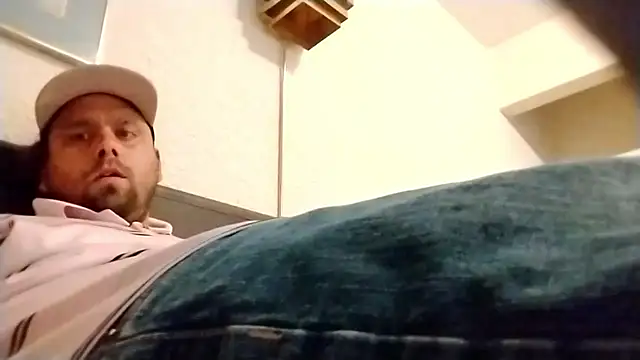 Snapshot of ShakeyJ87 chatting on September 14, 2:54 am ShakeyJ87 online show from September 14, 2:54 am