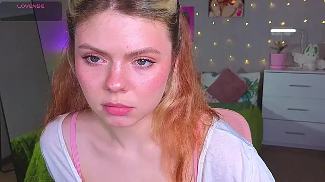 Snapshot of Red__Candy chatting on May 15, 2:13 pm Red Candy online show from May 15, 2:13 pm