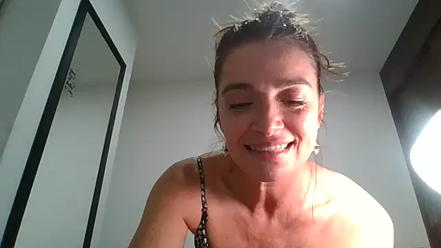 Snapshot of Liloo8923 chatting on December 18, 1:26 am Liloo8923 online show from December 18, 1:26 am