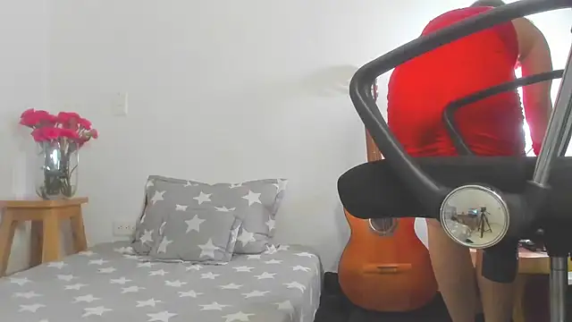 Snapshot of Liloo8923 chatting on October 6, 12:30 am Liloo8923 online show from October 6, 12:30 am