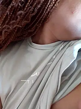 Snapshot of curvybigassqueen chatting on February 25, 9:19 am curvybigassqueen online show from February 25, 9:19 am